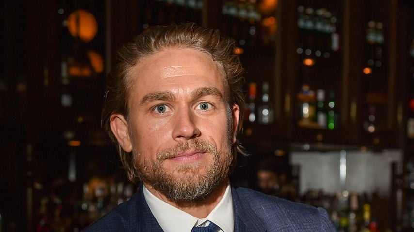 Erwischt! Charlie Hunnam stahl ein Motorrad vom SoA-Set