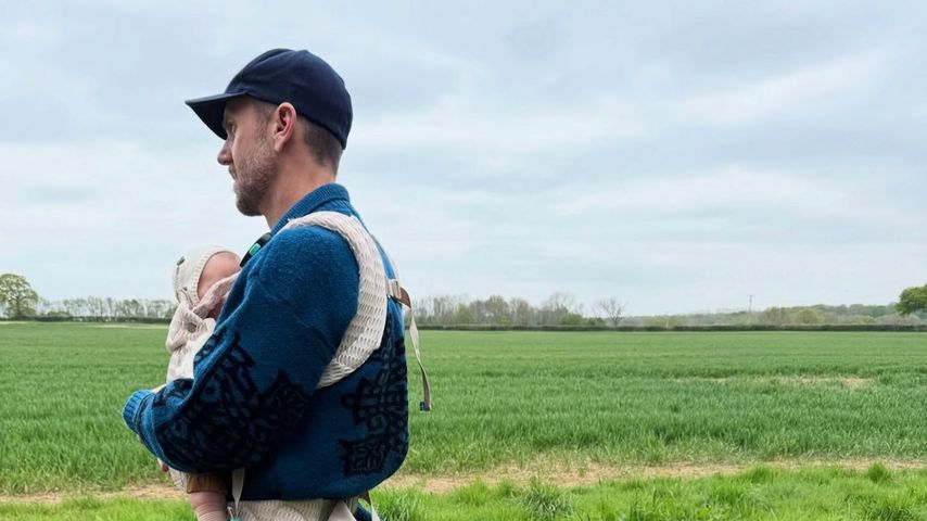 Charlie McDowell mit seiner Tochter Tove im April 2025
