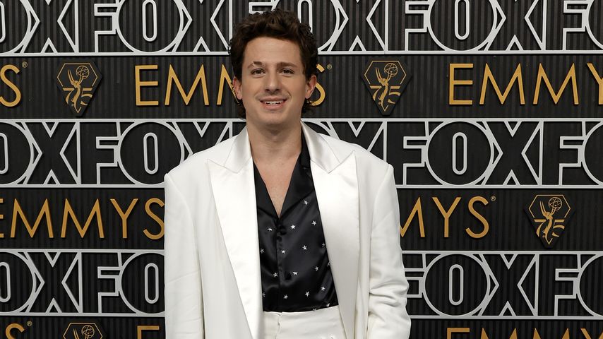 Charlie Puth bei der 75. Verleihung der Emmy Awards
