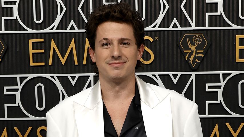 Charlie Puth bei der 75. Verleihung der Emmy Awards