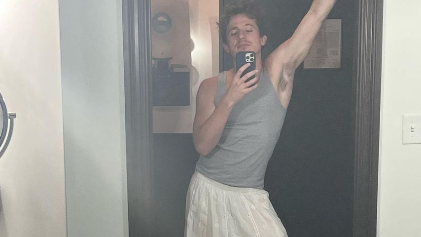 "Alles Passt": Charlie Puth trägt Klamotten seiner Freundin