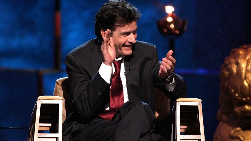 So cool wie Daddy? Charlie Sheen posiert lässig mit Tochter!