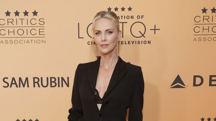 So bleibt Charlize Theron mit 50 unglaublich fit und gesund