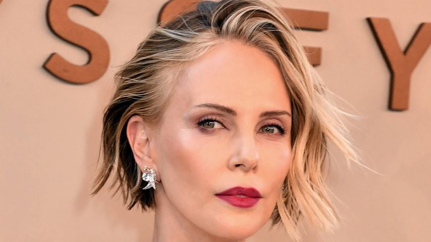 Charlize Theron begeistert mit Look auf "Odyssee"-Premiere