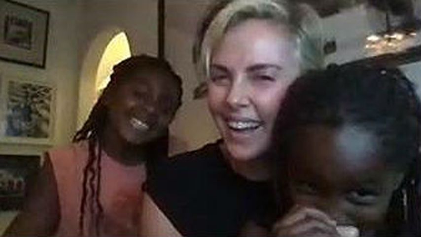 Charlize Theron mit ihren Adoptivkindern im August 2020