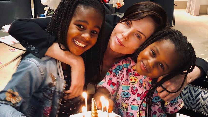 Charlize Theron mit ihren Töchtern Jackson und August im September 2020