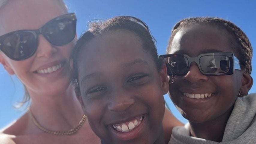 Charlize Theron mit ihren Töchtern zum Muttertag 2026