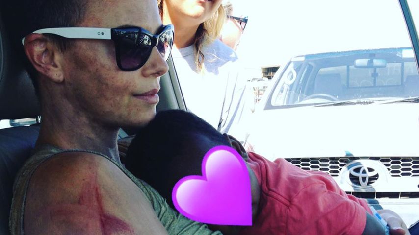 Hier knuddelte Charlize Theron ihr Baby beim "Mad Max"-Dreh
