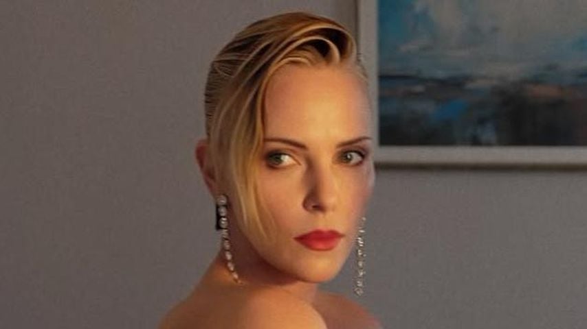 Charlize Theron promotet "Die Odyssee" oben ohne im Netz