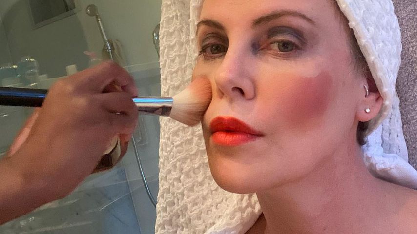 Charlize Theron lässt sich von einem ihrer Kinder schminken
