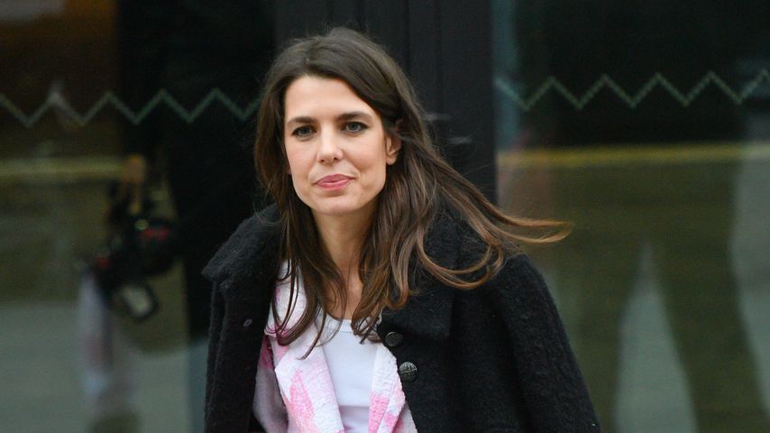 Doch nicht schwanger? Charlotte Casiraghi in Paris unterwegs