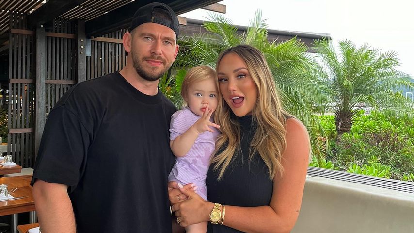 Charlotte Crosby  mit ihrem Verlobten Jake Ankers und ihrer Tochter Alba im April 2024