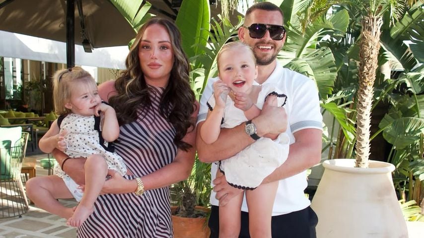 Charlotte Crosby und Jake Ankers mit ihren Töchtern Alba und Pixi