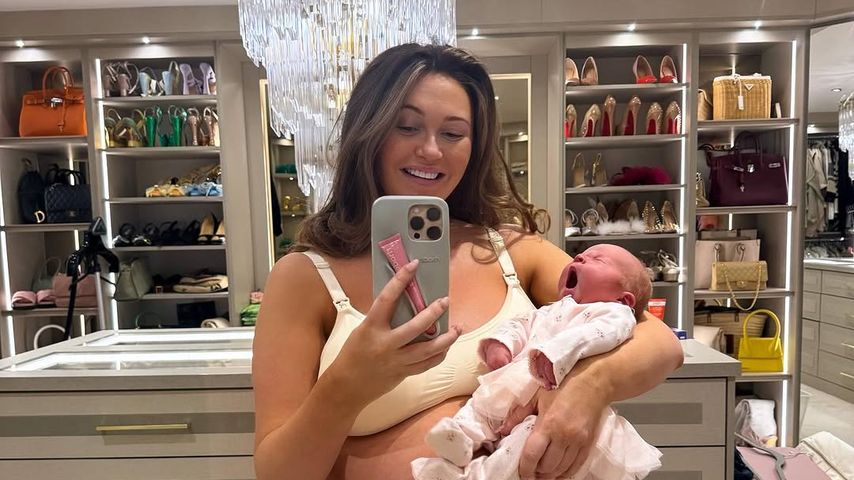 Charlotte Dawson zeigt After-Baby-Body kurz nach Geburt