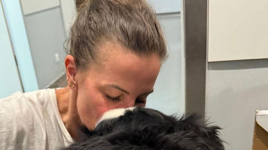 Charlotte Engelhardt mit ihrer Hündin Lu, Juni 2026