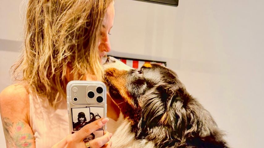 Charlotte Engelhardt und ihr Hund, April 2026