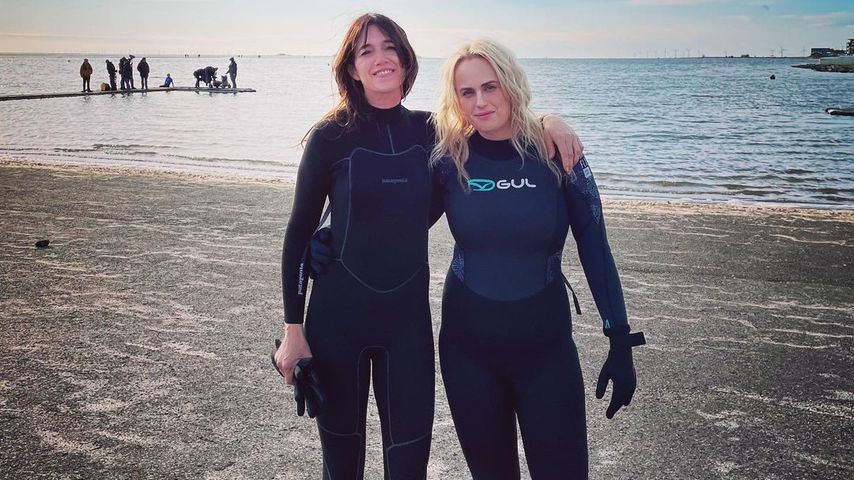 Im Surferlook: Rebel Wilson zeigt ihre sportliche Figur