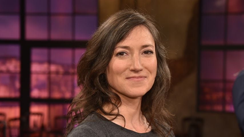Eklig? Charlotte Roche kriegt Bungee-Haken in den Rücken