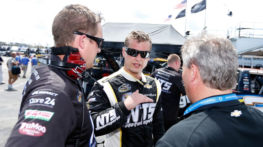 Chase Pistone bespricht sich mit seiner Crew beim Training zum UNOH 225 am Kentucky Speedway in Sparta, Kentucky, 2014