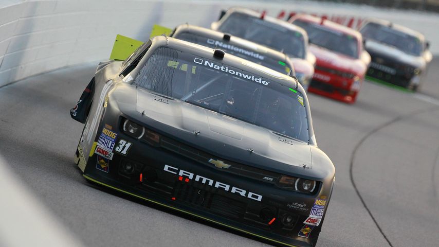 Chase Pistone führt im #31 Turner Scott Motorsports Chevrolet beim U.S. Cellular 250 in Iowa