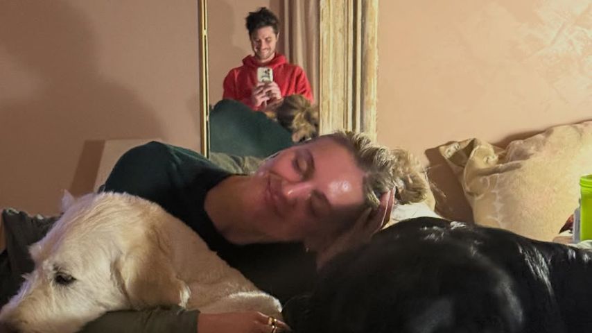 Schauspieler Chase Stokes, Sängerin Kelsea Ballerini und ihre Hunde