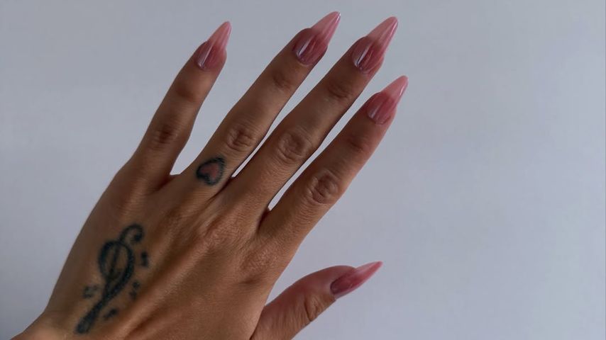 Cher Lloyds Hand ohne Ehering, Juli 2026