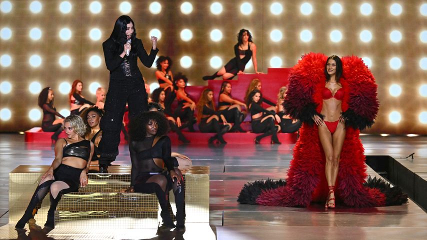 Cher und Bella Hadid bei der Victoria's-Secret-Show 2024