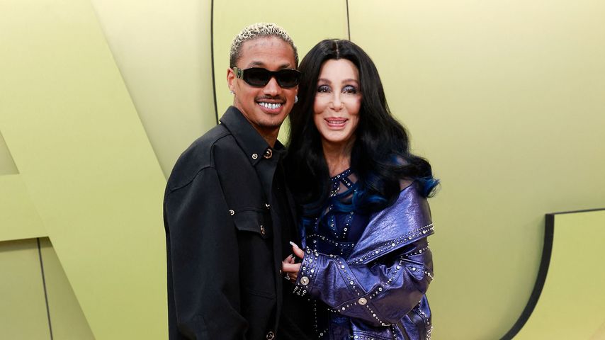 Cher und Alexander Edwards auf der Versace-Modenschau im März 2023
