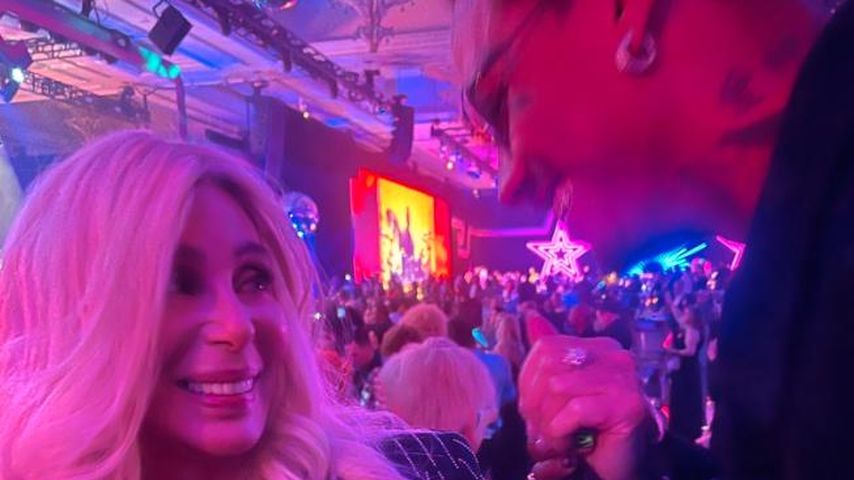 Hand in Hand: So verliebt ist Cher in ihren Lover Alexander