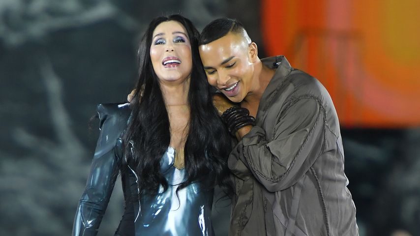 Cher und Olivier Rousteing auf dem Catwalk