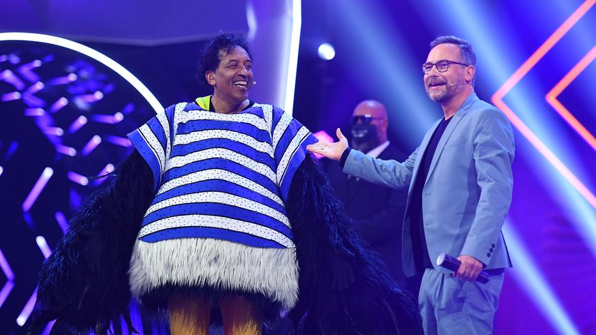 Cherno Jobatey und Matthias Opdenhövel bei "The Masked Singer"