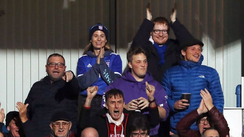 Cherry Seaborn und Ed Sheeran auf einer Stadiontribüne