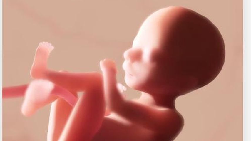 Chethrin Schulze zeigt eine Simulation ihres Babys