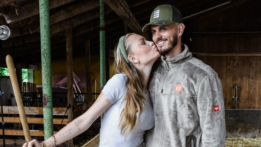 Cheyenne Ochsenknecht und Nino Sifkovits, auf ihrem Hof 2024