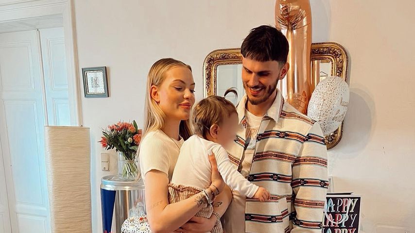 Cheyenne Ochsenknecht mit ihrer Tochter Mavie und ihrem Verlobten Nino