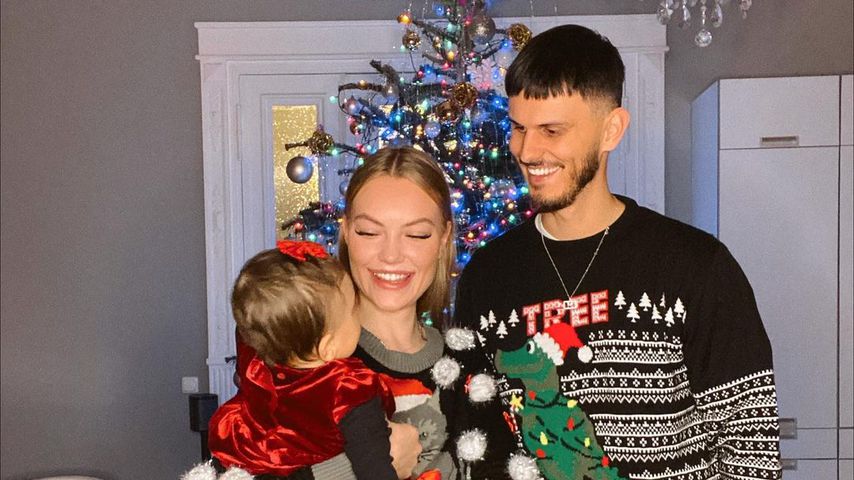 Cheyenne Ochsenknecht mit ihrem Mann Nino und ihrer Tochter Mavie im Dezember 2021