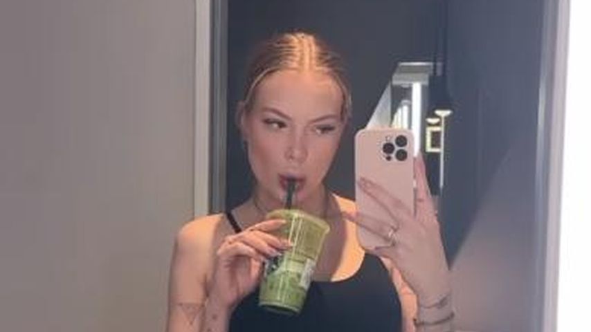 Schwangere Cheyenne Ochsenknecht zeigt happy ihren Bauch