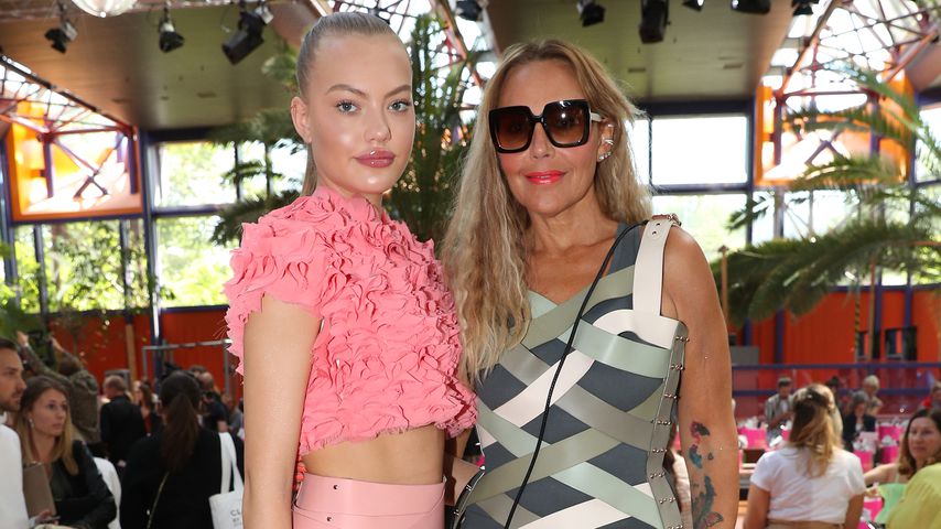Cheyenne Ochsenknecht mit ihrer Mutter Natascha im Juli 2019