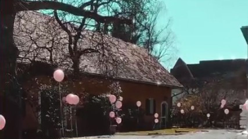 Cheyennes Ochsenknechts Zuhause dekoriert mit rosafarbenen Luftballons