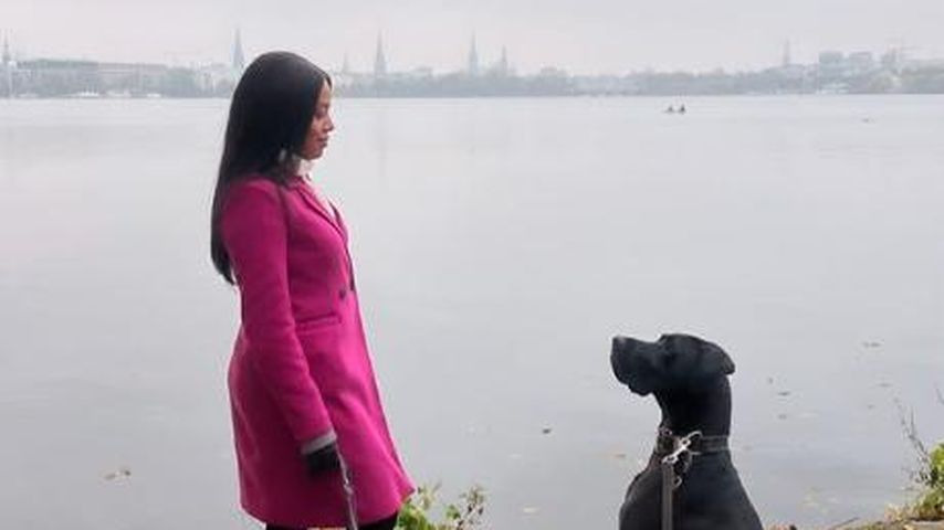 Chiara Fröhlich mit ihrem Hund Bronko in Hamburg