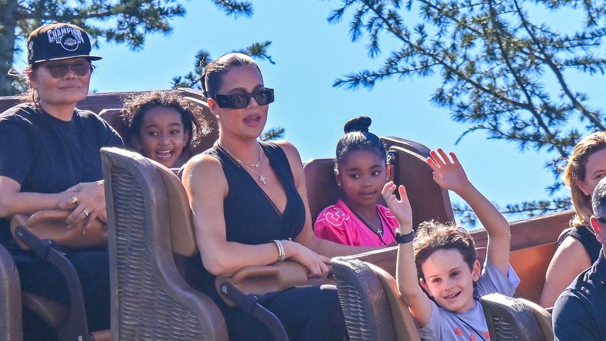 Khloé Kardashian genießt Familientag im Vergnügungspark