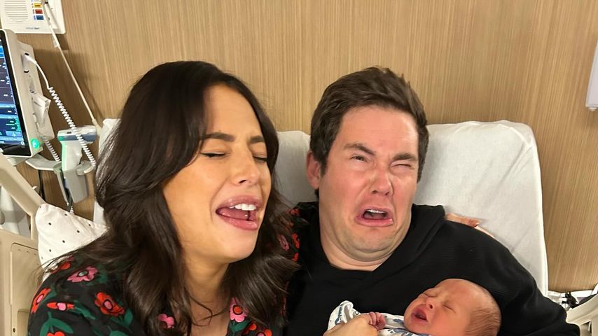 Chloe Bridges und Adam DeVine mit ihrem Baby