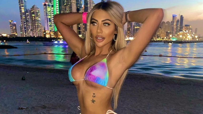 Chloe Ferry präsentiert sich vor der Skyline von Dubai, Oktober 2024