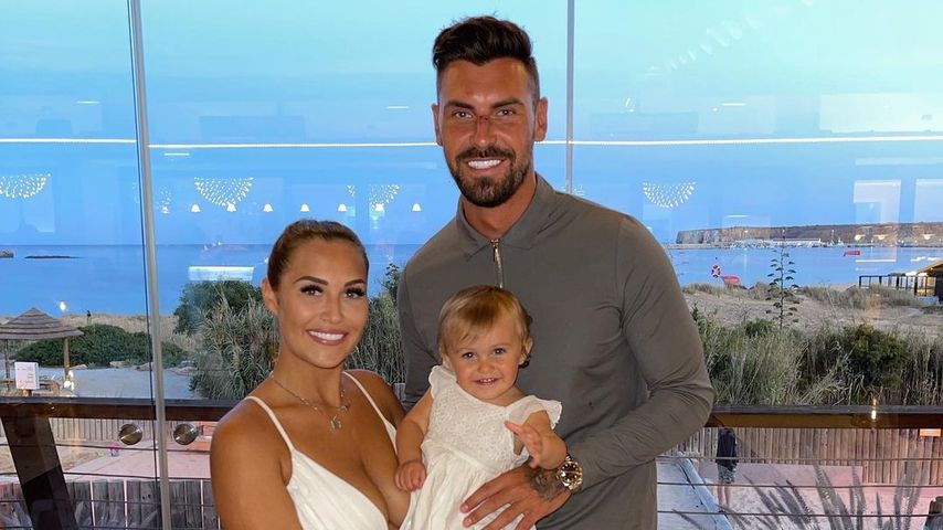 Chloe Goodman mit ihrem Verlobten Grant Hall und ihrer Tochter Isla im Oktober 2021