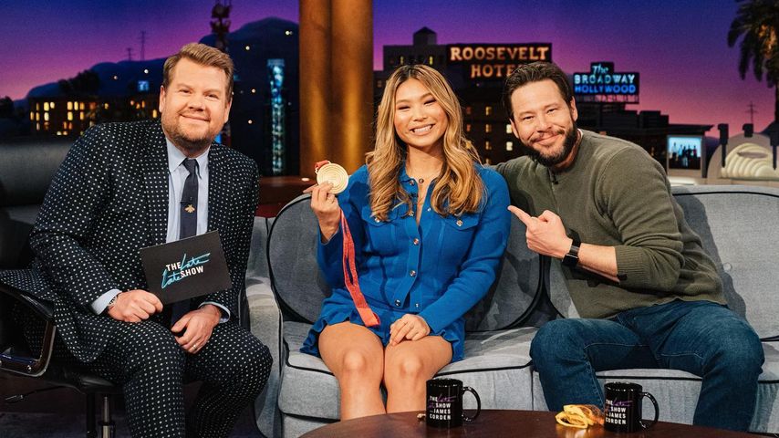 Chloe Kim mit James Corden und Ike Barinholtz im Februar 2022
