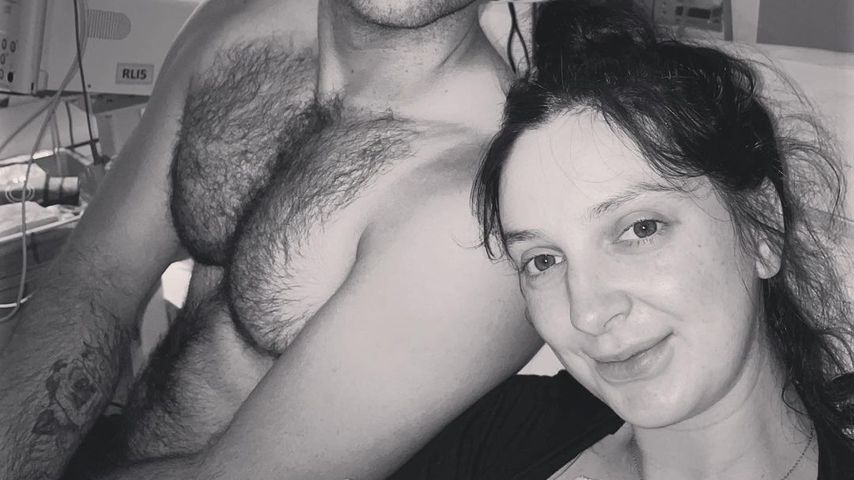 Chloe Radford, ihr Partner Jake und ihre gemeinsame Tochter