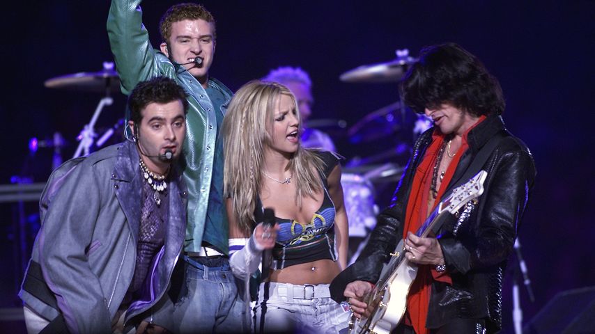Chric Krikpatrick, Justin Timberlake, Britney Spears und Joe Perry beim Super Bowl 2001