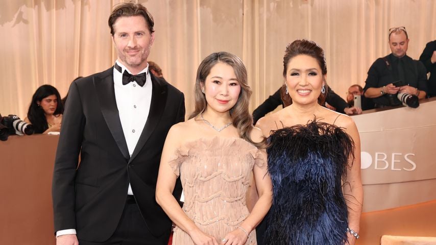 Chris Appelhans, Maggie Kang und Michelle Wong, Produzenten von "KPop Demon Hunters", bei den Golden Globes 2026