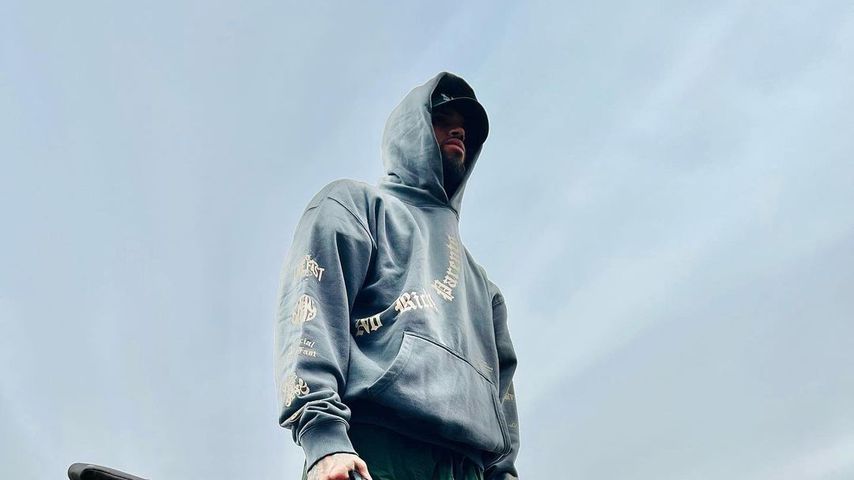 Handtasche in Fliegerform: Fans schmunzeln über Chris Brown