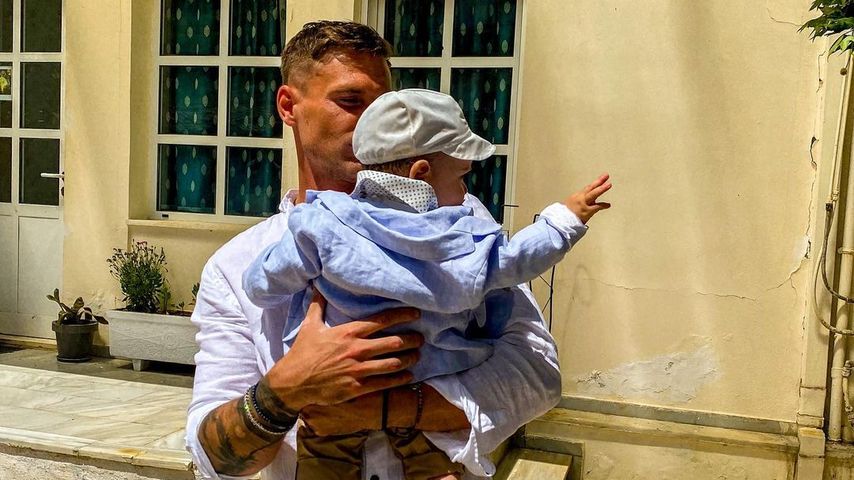 Chris Broy mit seinem Sohn George im April 2022
